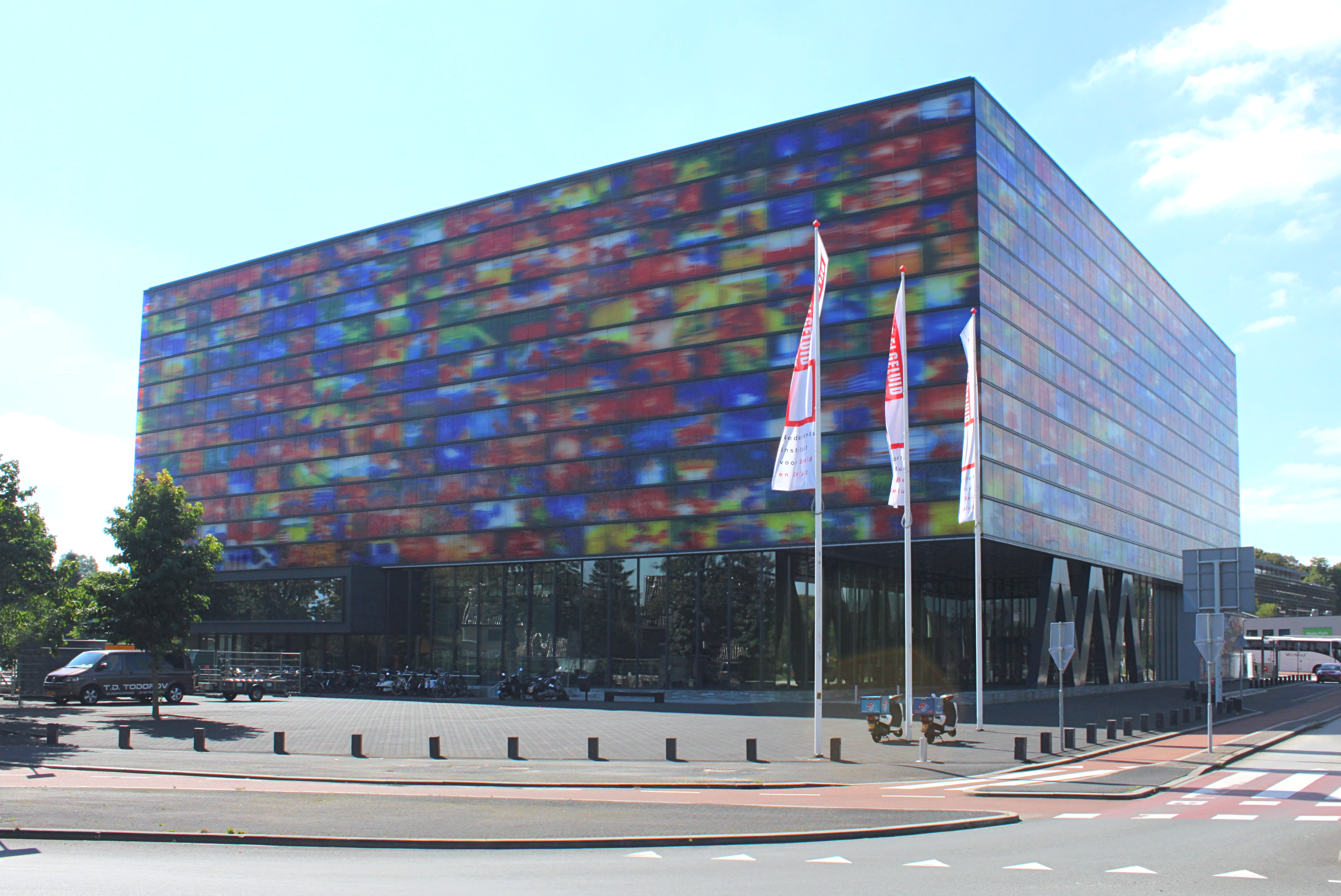 Gebouw van het 'Nederlands Instituut voor Beeld en Geluid' in Hilversum. Foto door Hay Kranen.